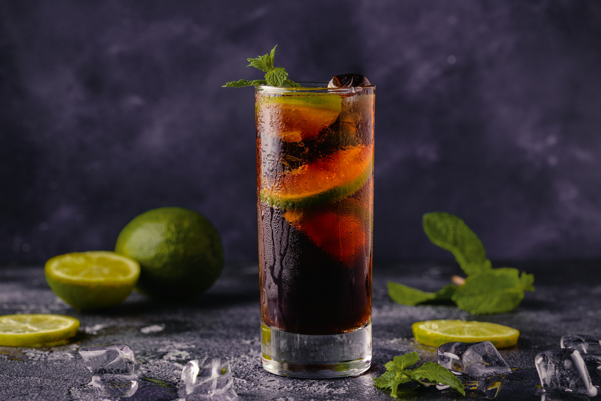 cocktail Cuba Libre with lime and ice